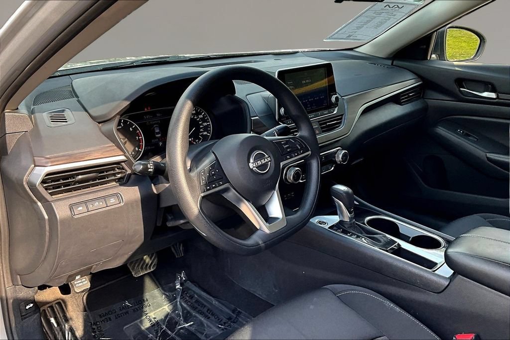 Used 2024 Nissan Altima 2.5 SV FWD image 14