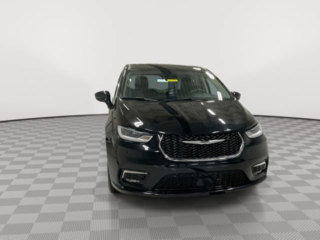 Used 2024 Chrysler Pacifica Touring-L FWD image 3
