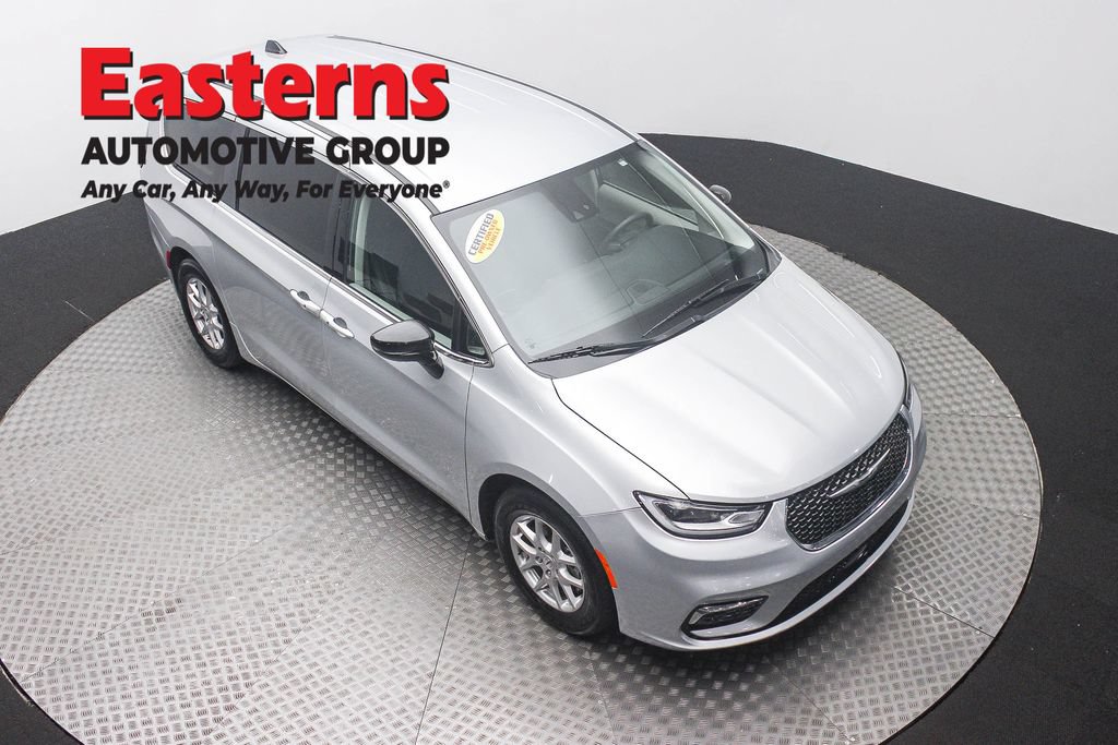 Used 2024 Chrysler Pacifica Touring-L FWD image 3