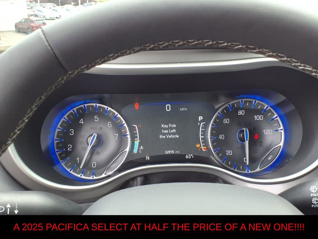 Used 2025 Chrysler Pacifica Select FWD image 18