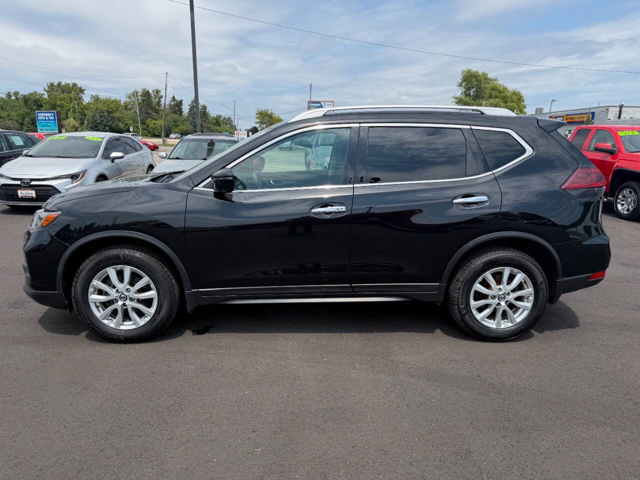 Used 2018 Nissan Rogue SV w/ Sun & Sound Touring Package AWD/4WD image 2