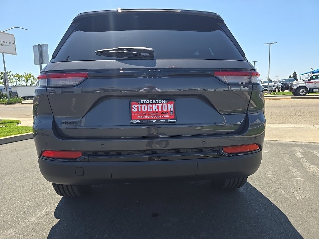 New 2025 Jeep Grand Cherokee Altitude image 13