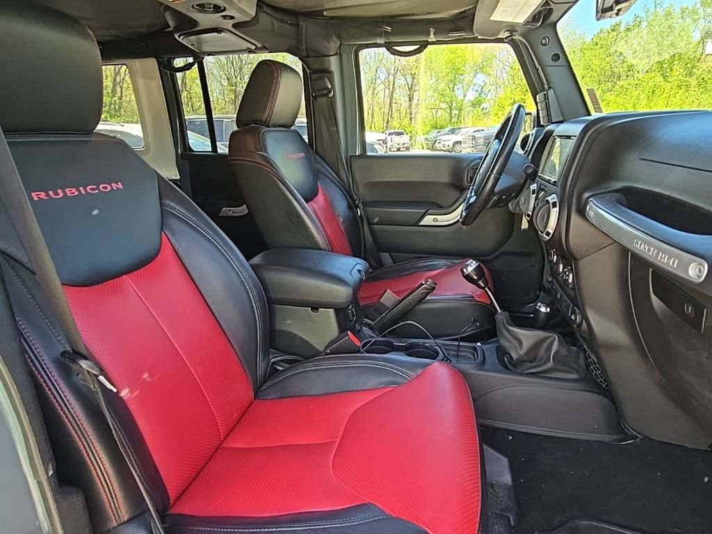 Used 2015 Jeep Wrangler Unlimited Rubicon w/ Connectivity Group image 17