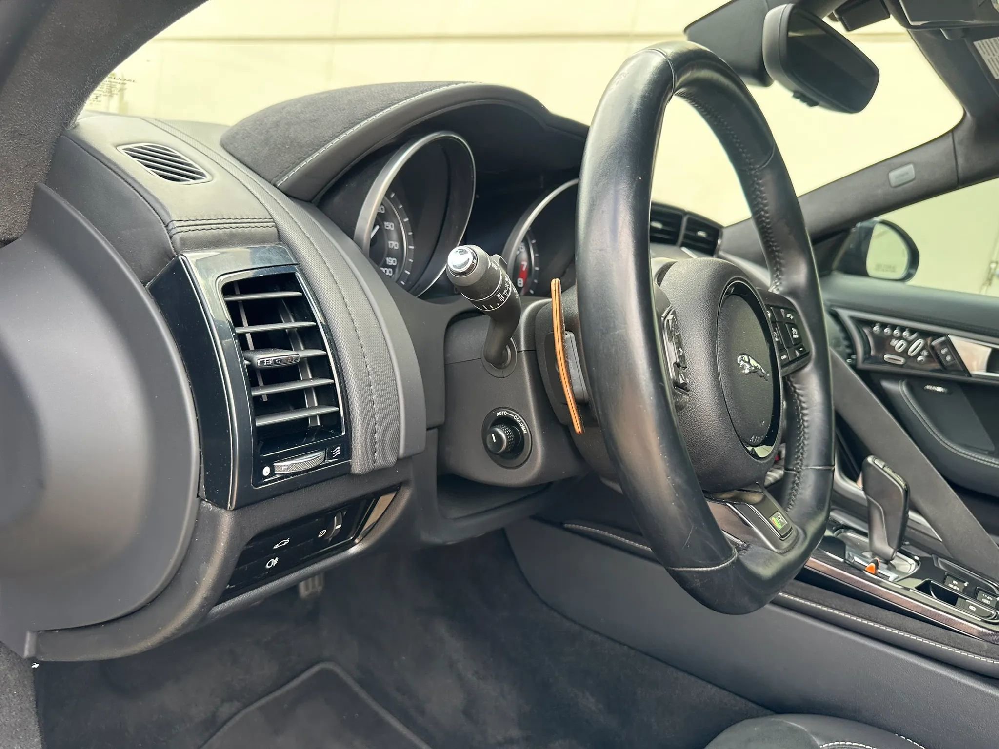 Used 2015 Jaguar F-TYPE R RWD image 28