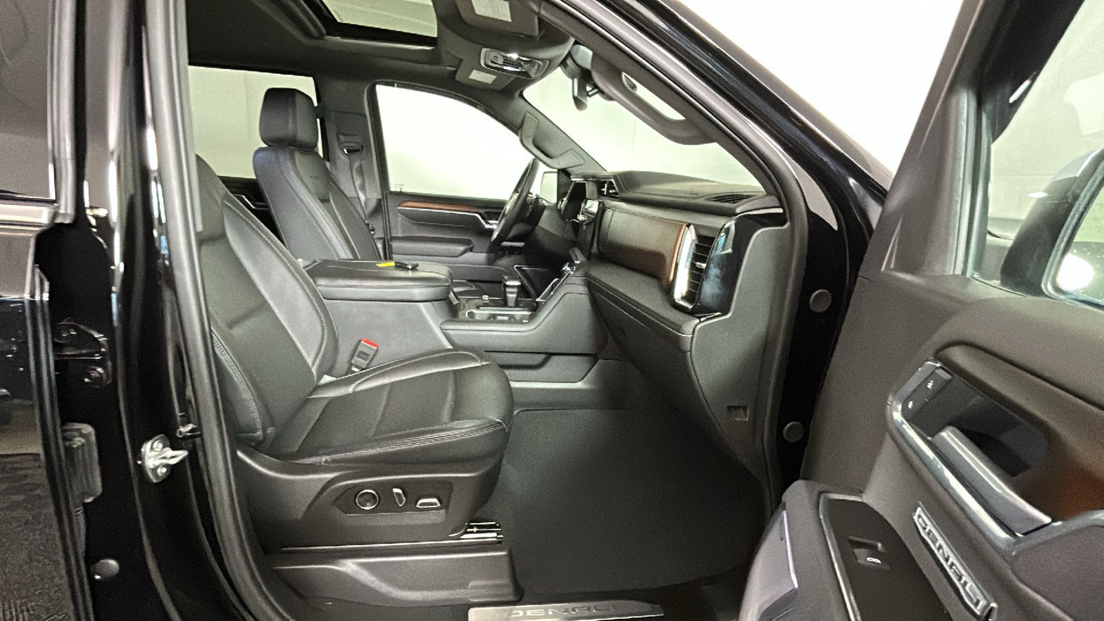 Used 2025 GMC Sierra 1500 Denali AWD/4WD image 36