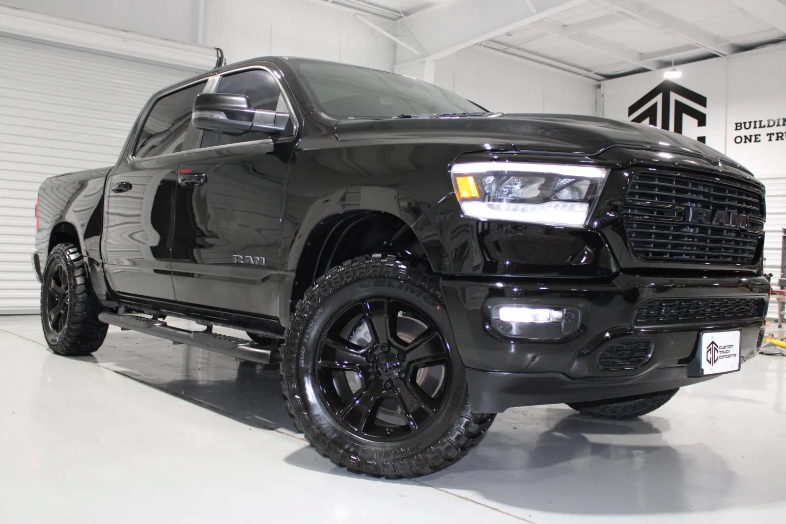 Used 2024 RAM 1500 Laramie AWD/4WD image 2