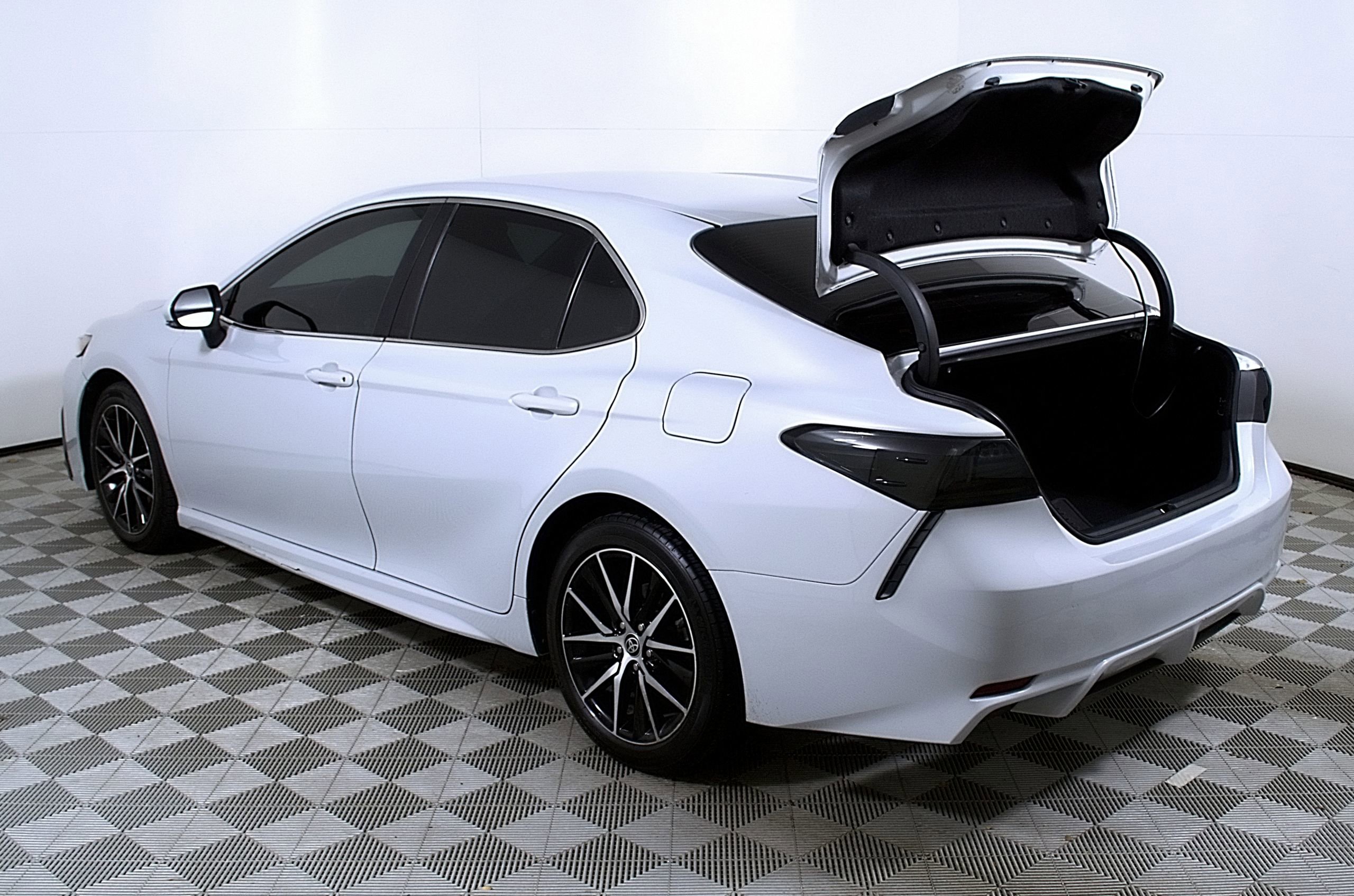 Used 2023 Toyota Camry SE image 10