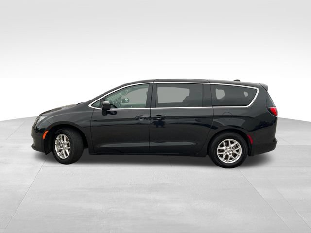 Used 2023 Chrysler Voyager LX FWD image 3
