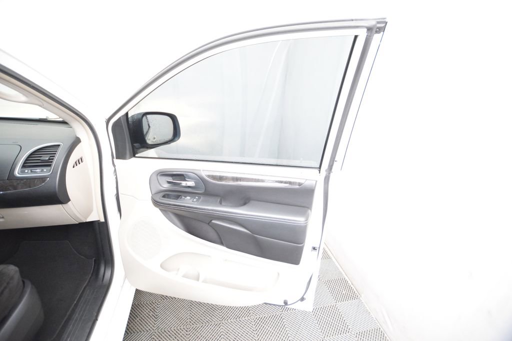 Used 2012 Chrysler Town & Country Touring image 15