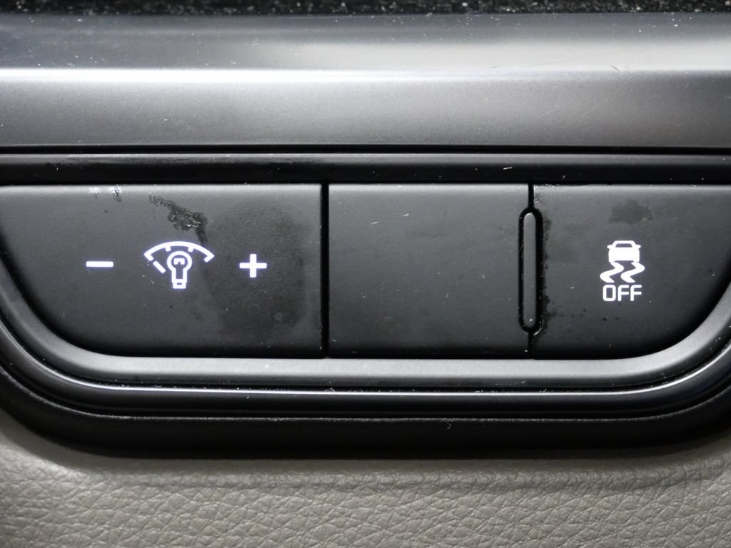 Used 2025 Kia Carnival FWD image 13