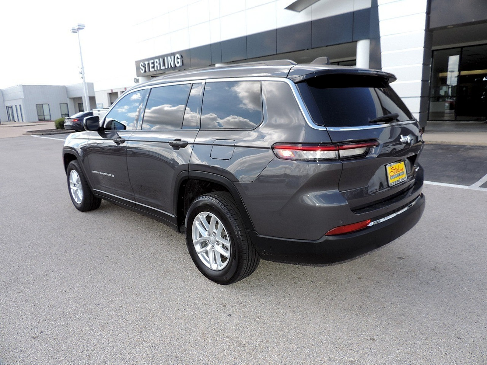 Used 2025 Jeep Grand Cherokee L Laredo RWD image 7