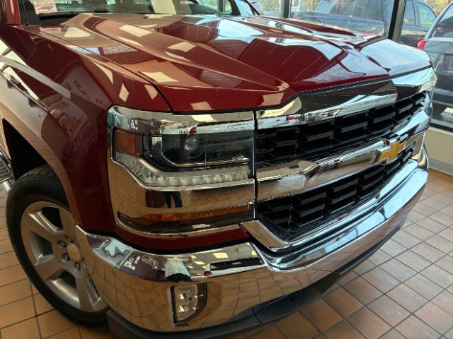 Used 2018 Chevrolet Silverado 1500 LT w/ All Star Edition AWD/4WD image 2