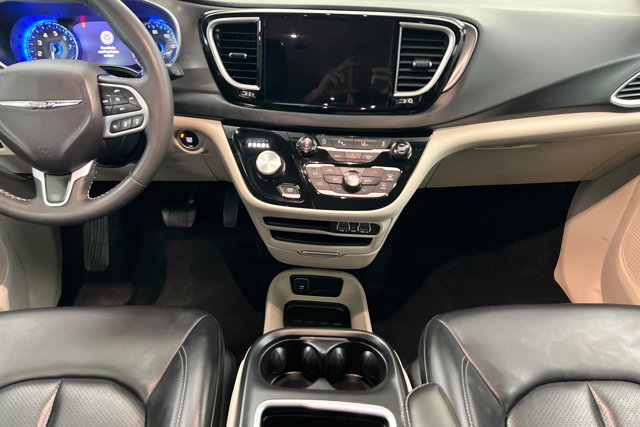Used 2023 Chrysler Pacifica Touring-L FWD image 13