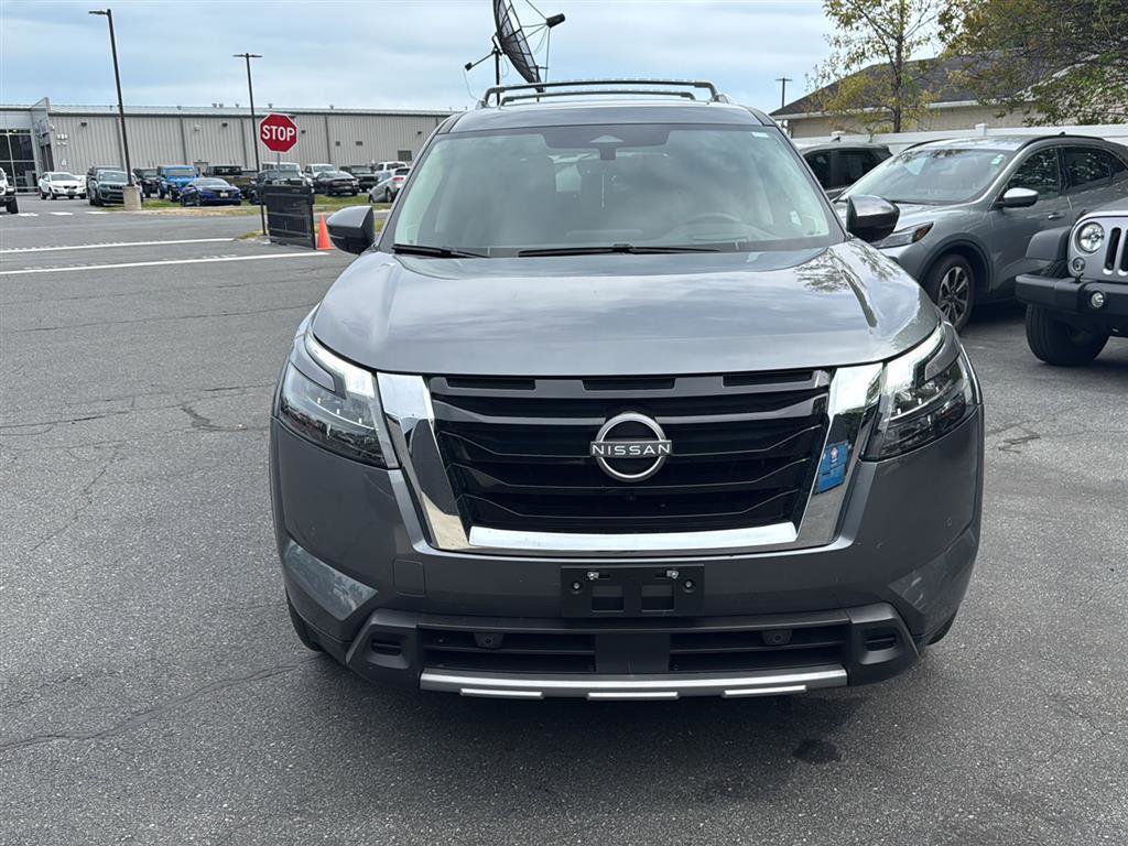 Used 2025 Nissan Pathfinder Platinum AWD/4WD image 2