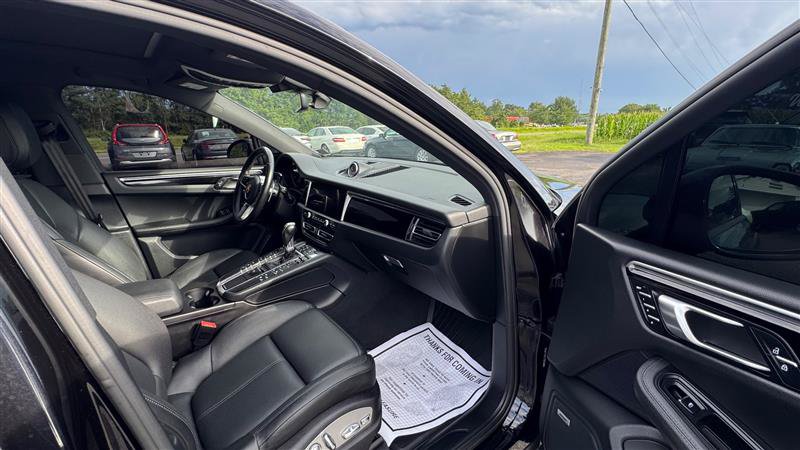 Used 2020 Porsche Macan w/ Premium Package Plus AWD/4WD image 32