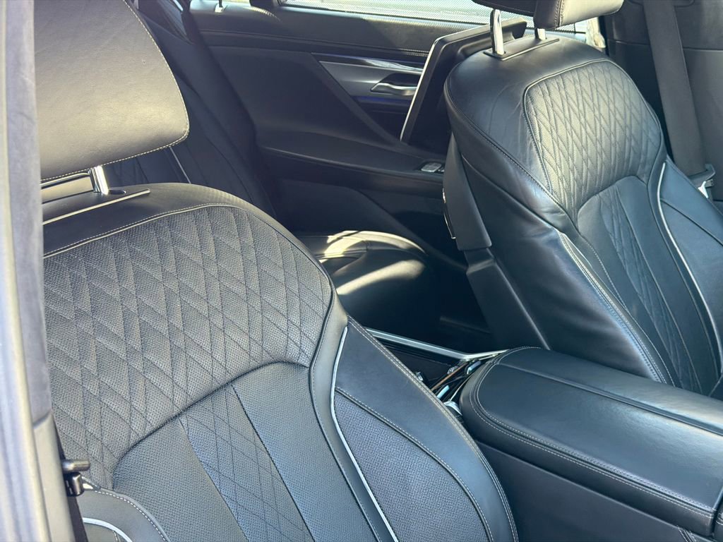 Used 2018 BMW ALPINA B7 xDrive AWD/4WD image 12
