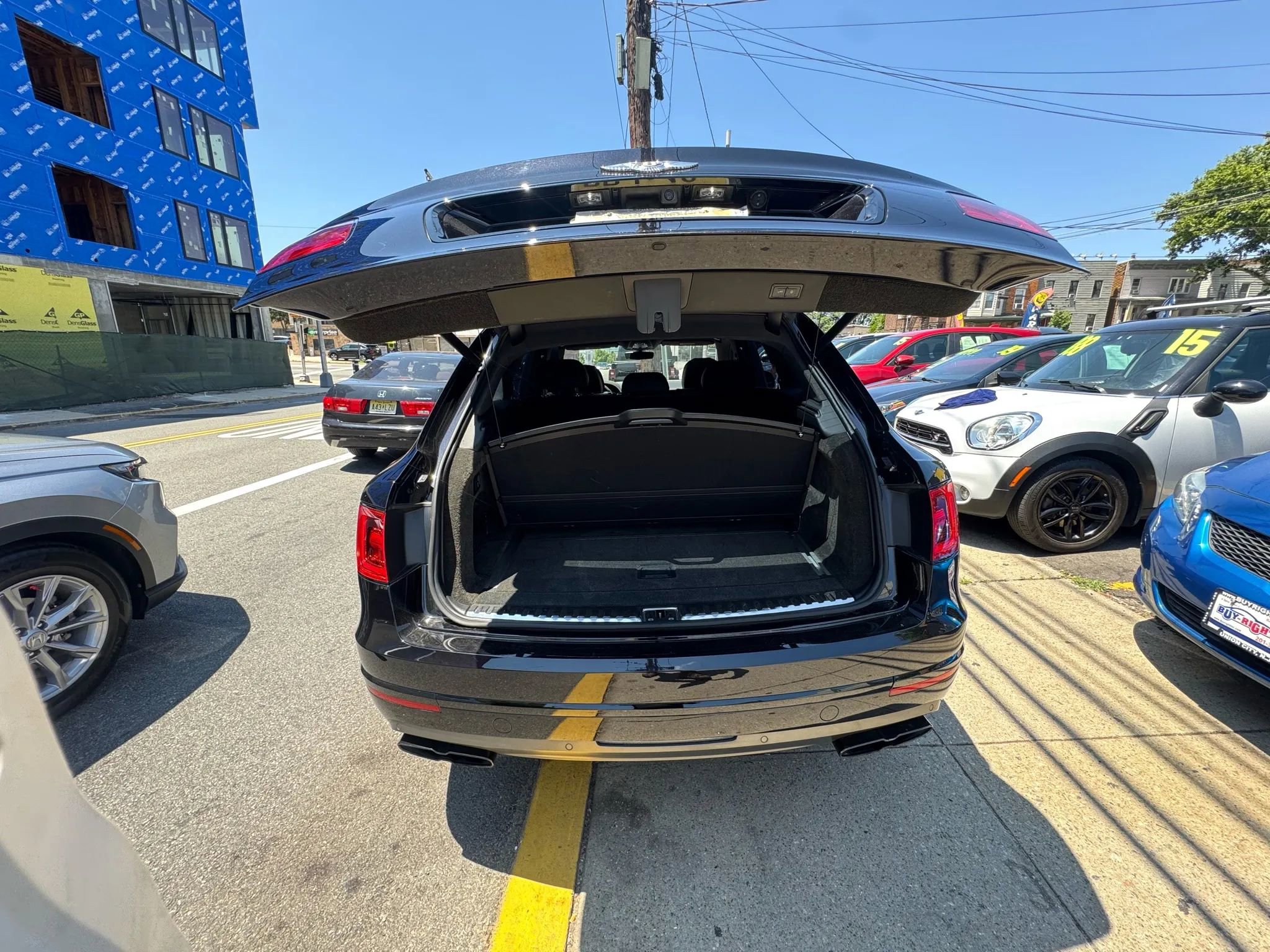 Used 2020 Bentley Bentayga Design Series image 21