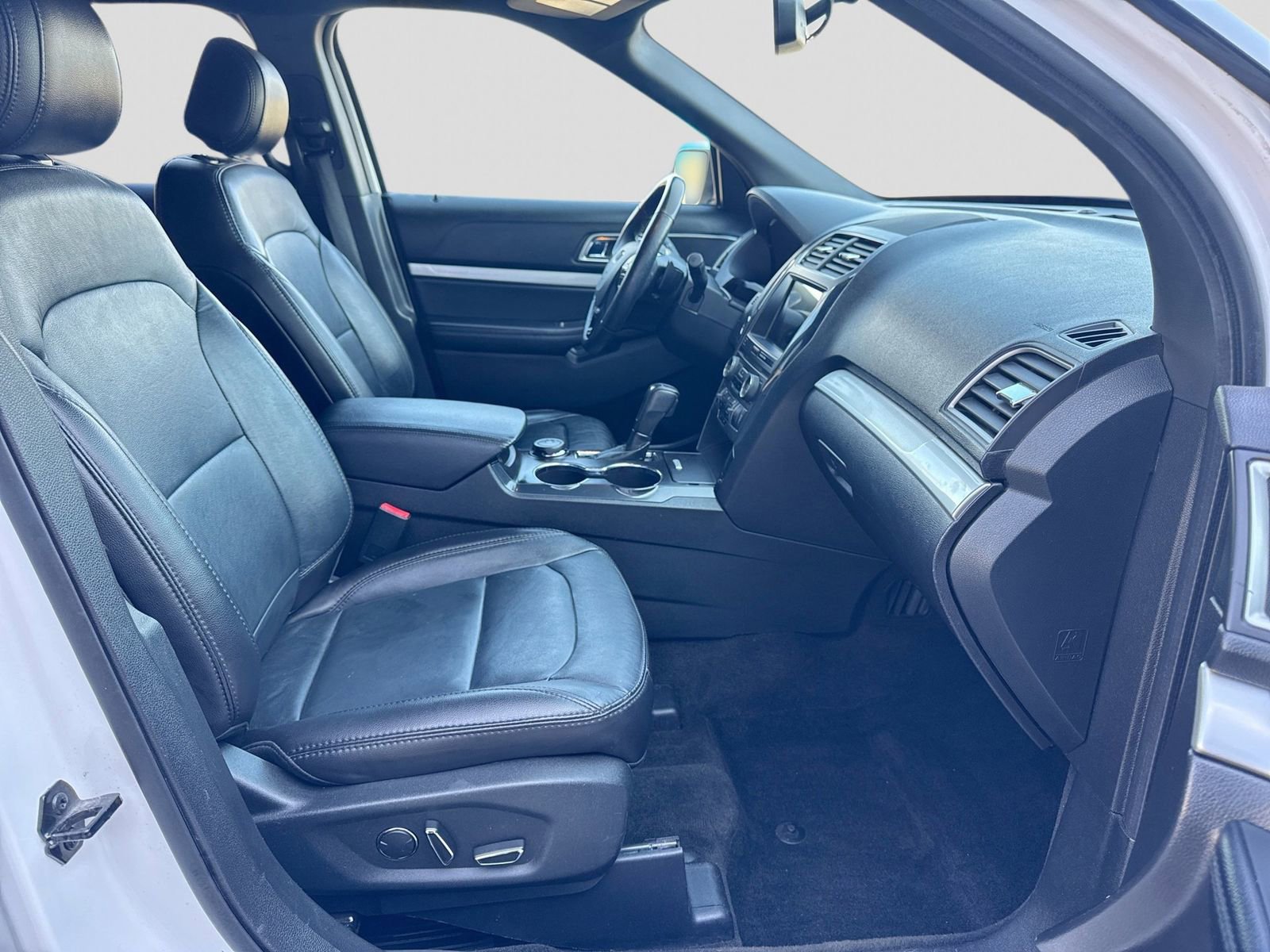 Used 2017 Ford Explorer XLT w/ Equipment Group 202A image 7