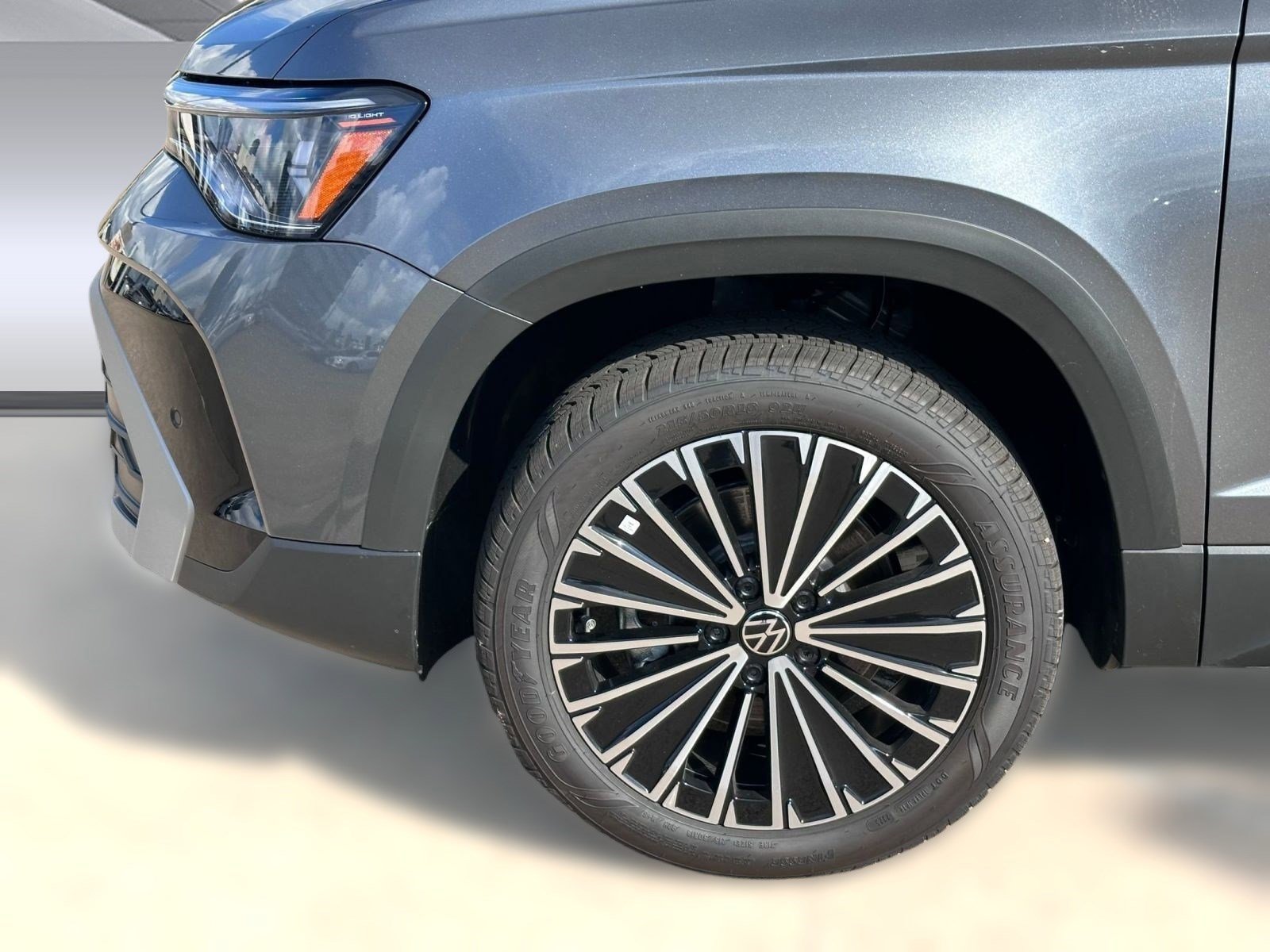 New 2026 Volkswagen Taos SE image 10