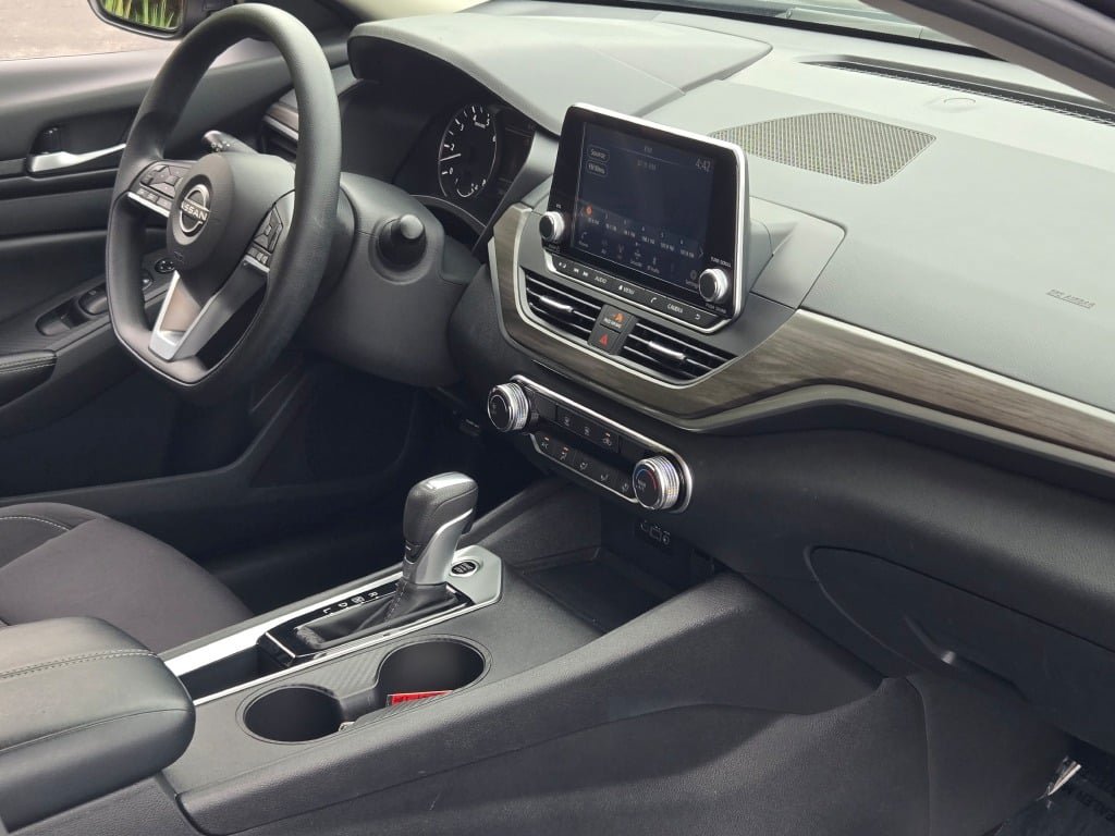 Used 2025 Nissan Altima 2.5 SV FWD image 9