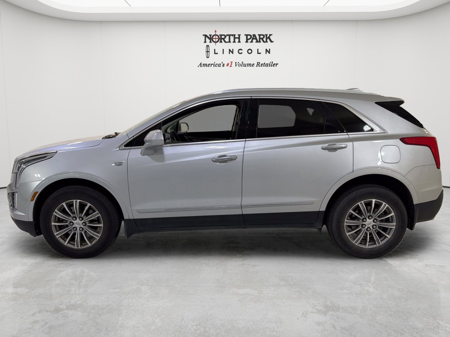 Used 2019 Cadillac XT5 Luxury FWD image 2