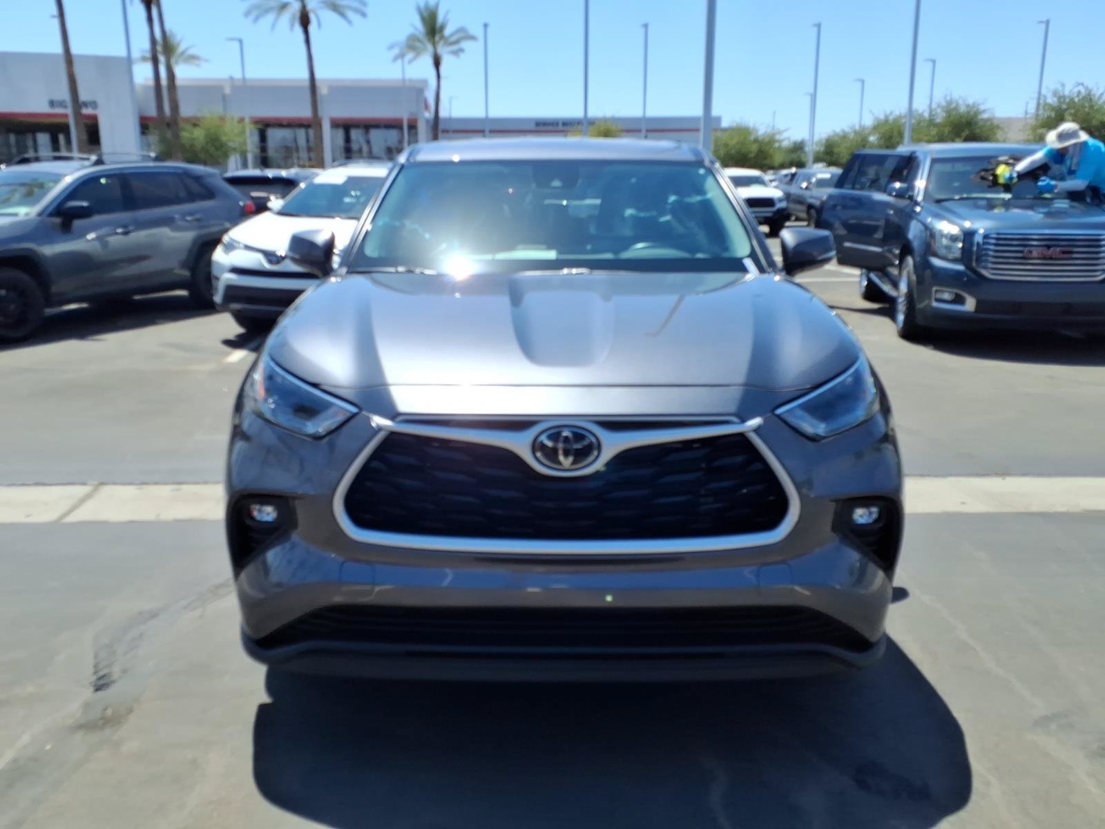 Used 2023 Toyota Highlander LE FWD image 2
