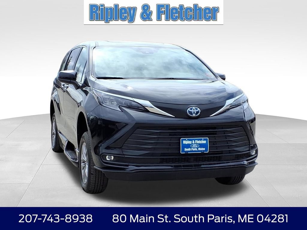 Used 2025 Toyota Sienna XLE FWD image 3