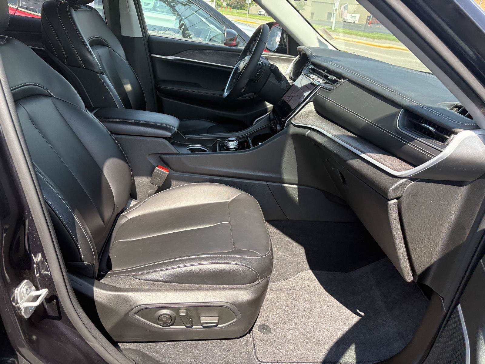 Used 2024 Jeep Grand Cherokee Limited AWD/4WD image 21