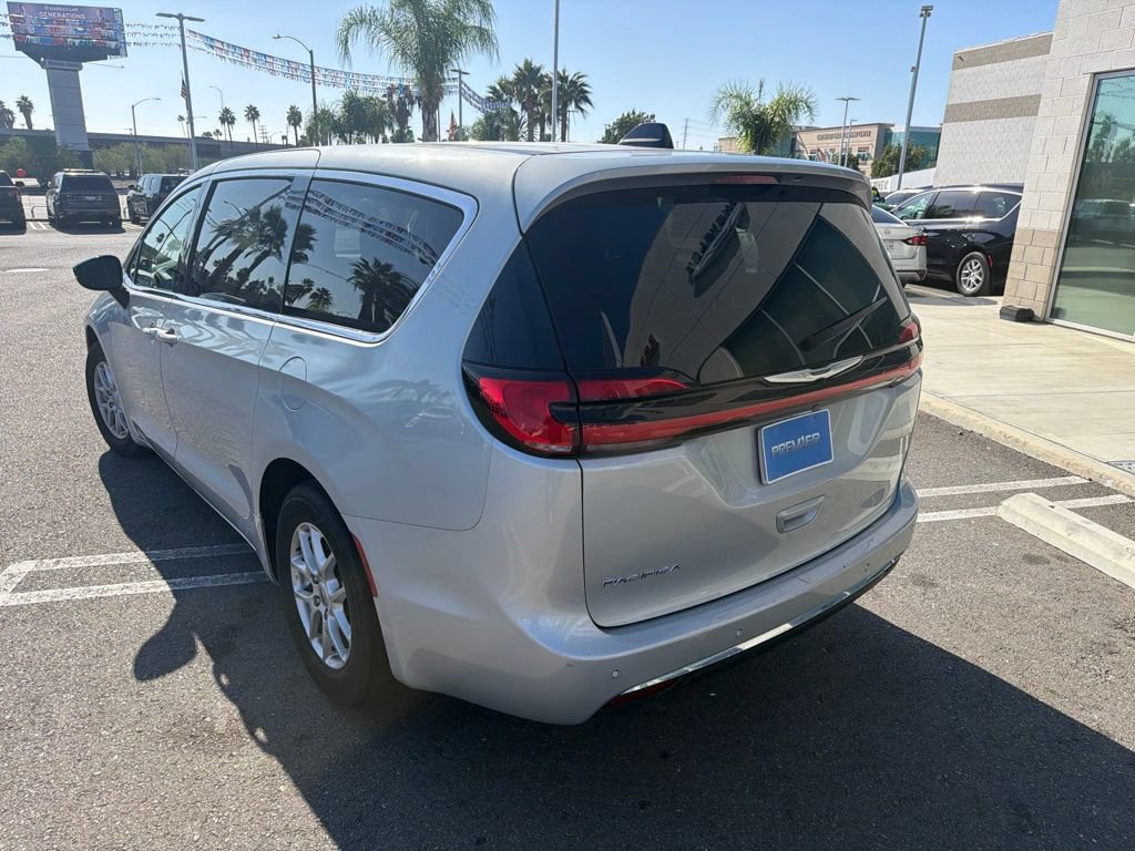 Used 2024 Chrysler Pacifica Touring-L FWD image 3