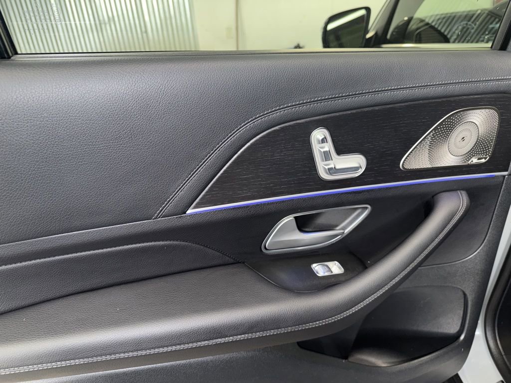 Used 2025 Mercedes-Benz GLS 450 4MATIC image 13