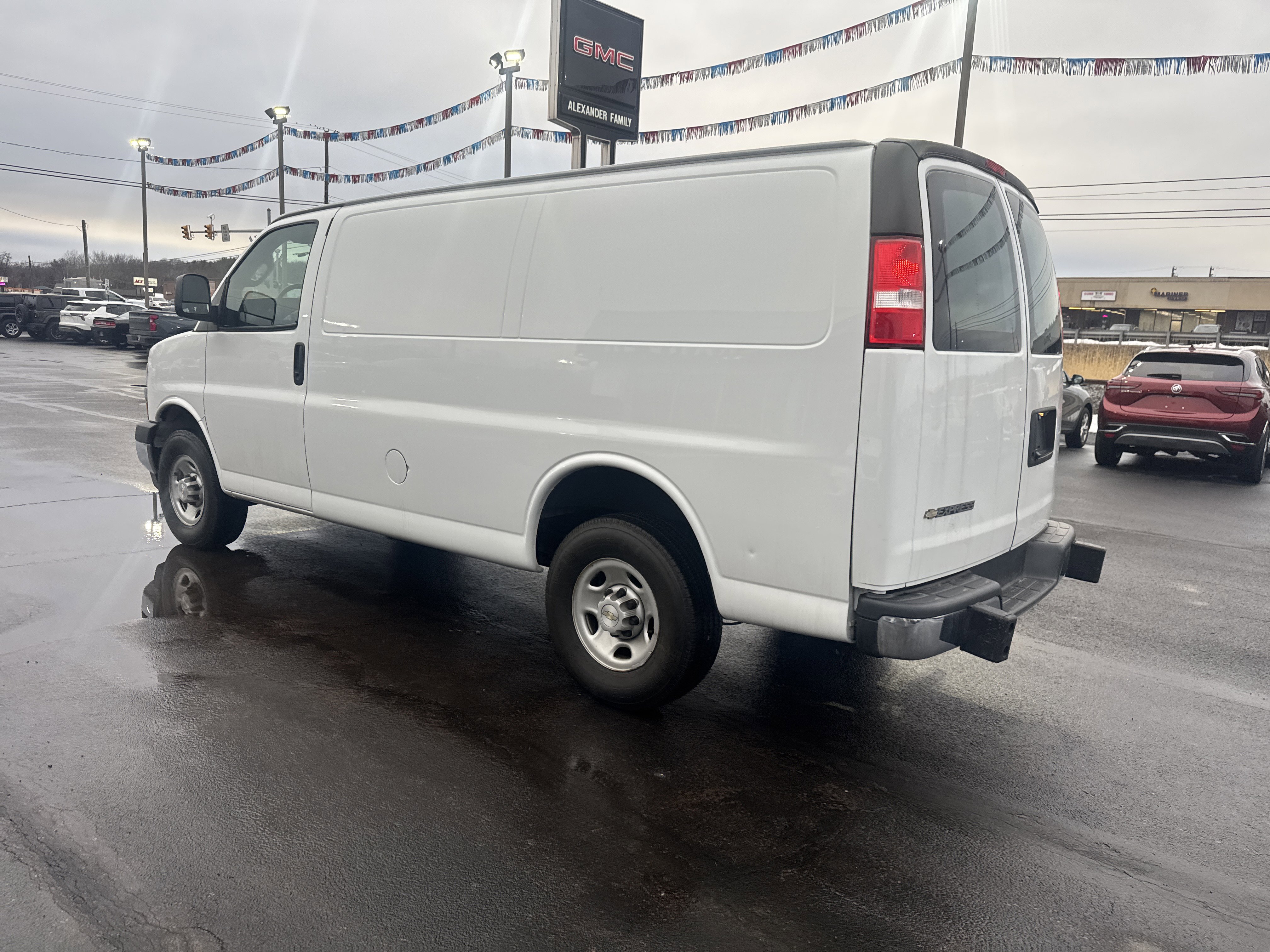 Used 2022 Chevrolet Express 2500 Work Van Full-size Cargo Van w/ Driver Convenience Package image 6