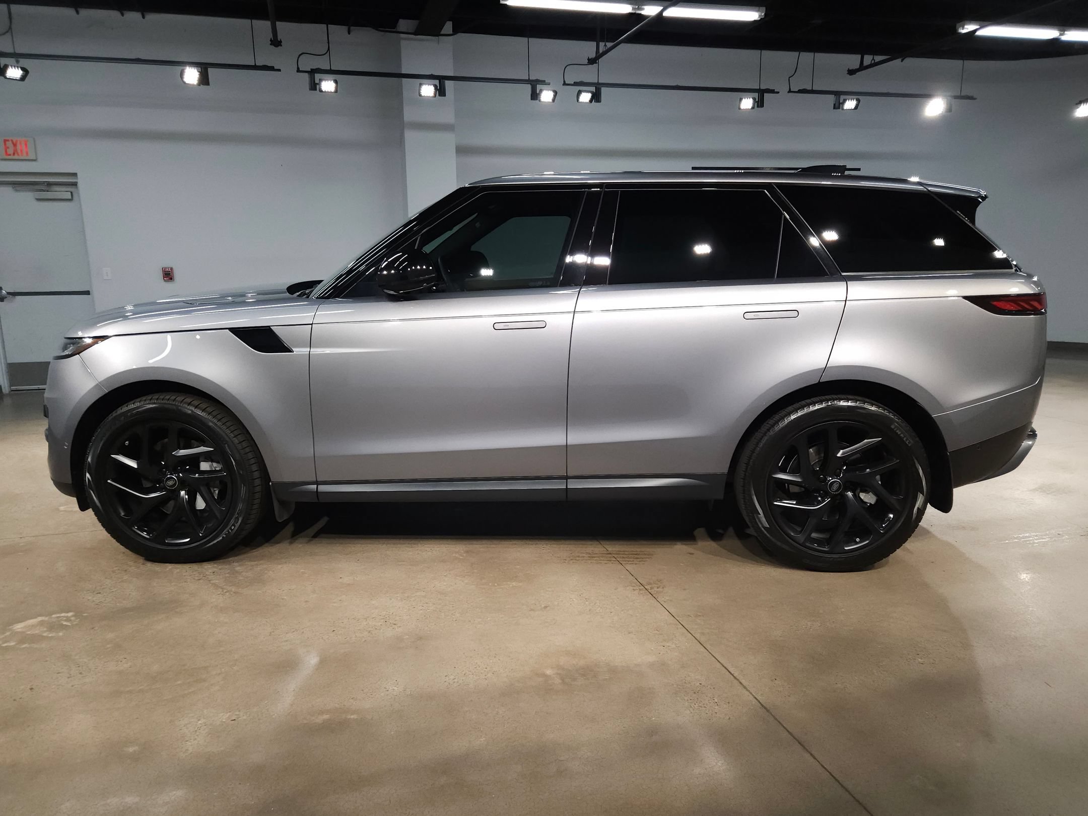 Used 2024 Land Rover Range Rover Sport SE AWD/4WD image 4
