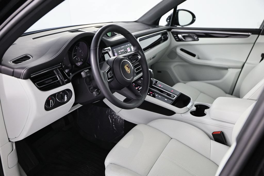 Certified 2026 Porsche Macan AWD/4WD image 4