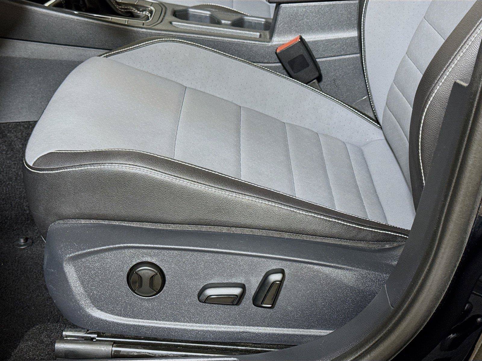 Used 2025 Volkswagen Jetta SE FWD image 16