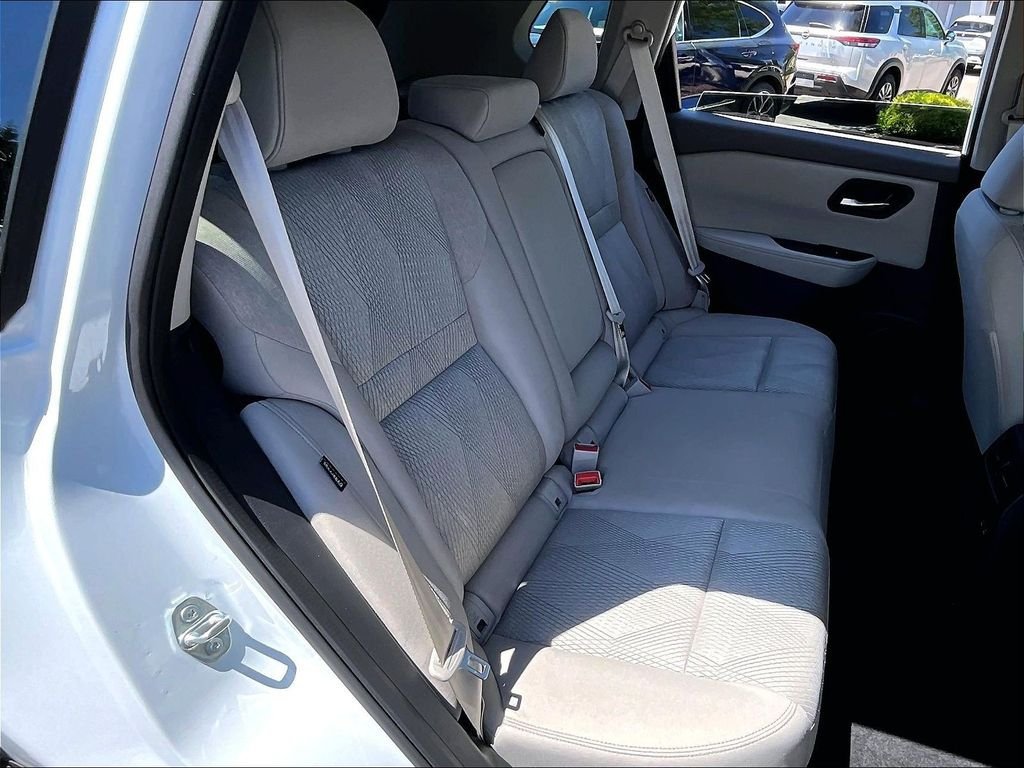 Used 2025 Nissan Rogue SV AWD/4WD image 16