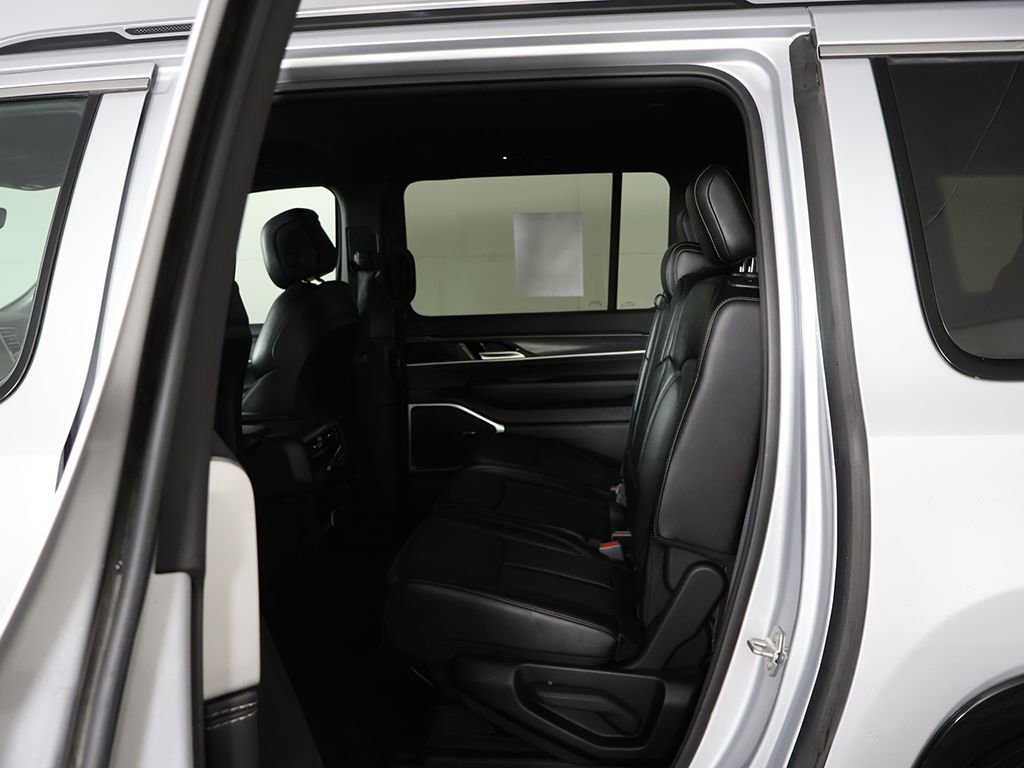 Used 2024 Jeep Wagoneer L Series II w/ Flexible Seating Group AWD/4WD image 30