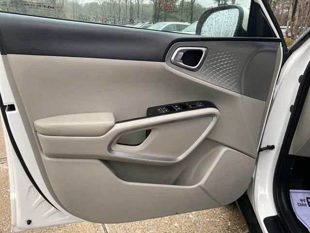 Used 2023 Kia Soul LX image 18