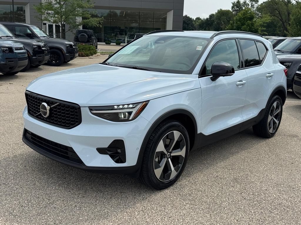 Certified 2026 Volvo XC40 B5 Plus AWD/4WD image 1