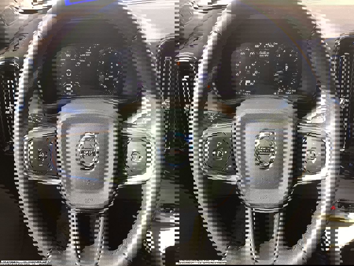 Used 2021 Volvo XC40 T5 Momentum w/ Premium Package image 8