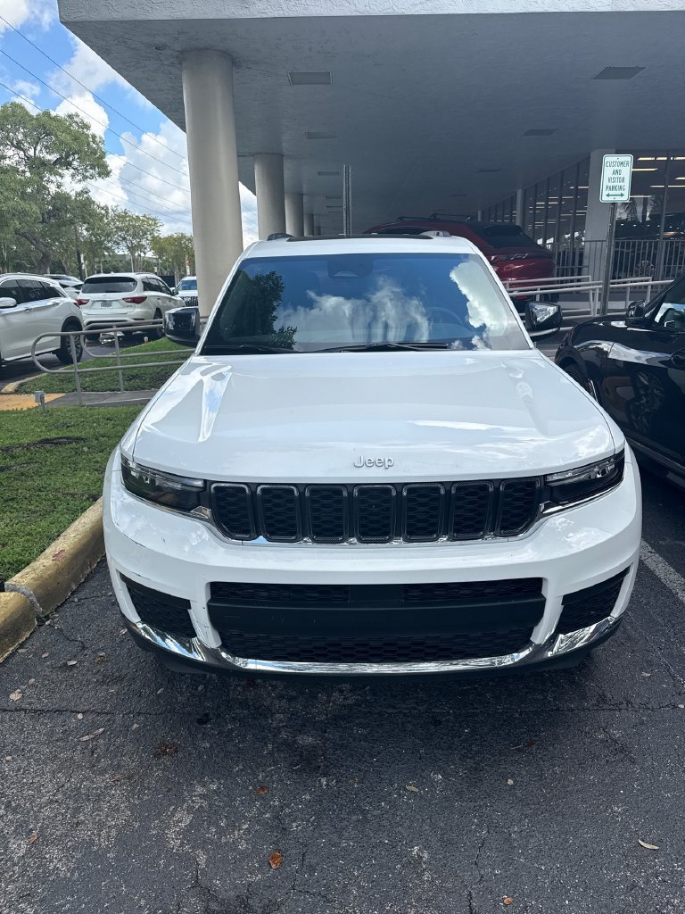 Used 2025 Jeep Grand Cherokee L Laredo RWD image 1