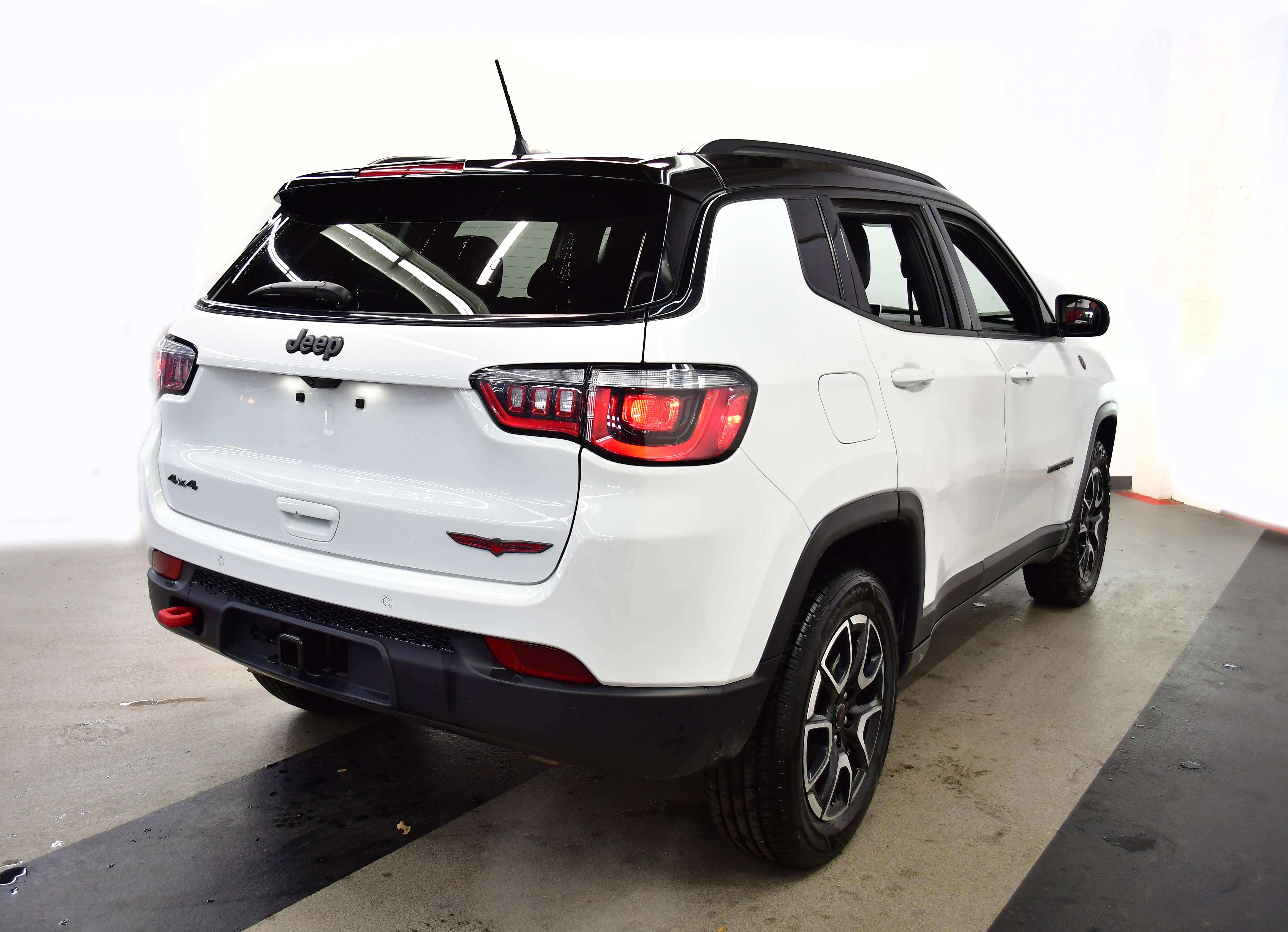 Used 2025 Jeep Compass Trailhawk AWD/4WD image 7