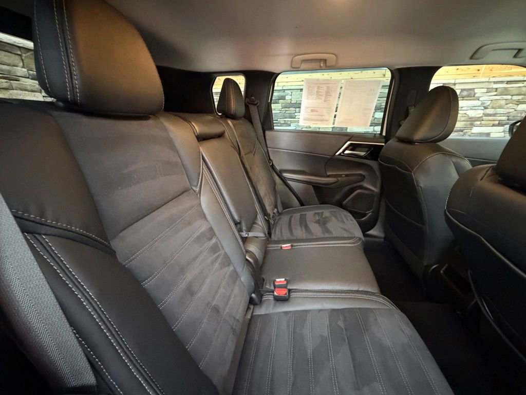 Used 2023 Mitsubishi Outlander SE image 32