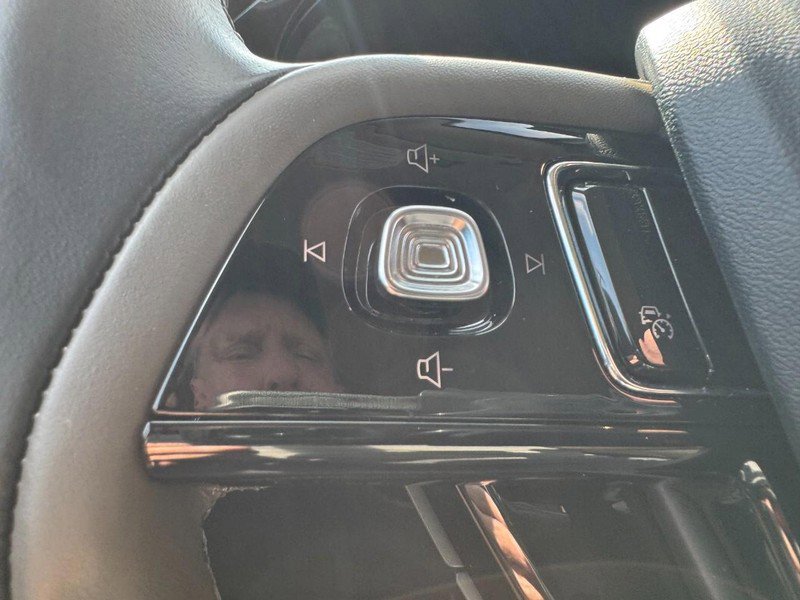 Used 2025 Lincoln Corsair Reserve w/ Rear Removable Package Tray image 18