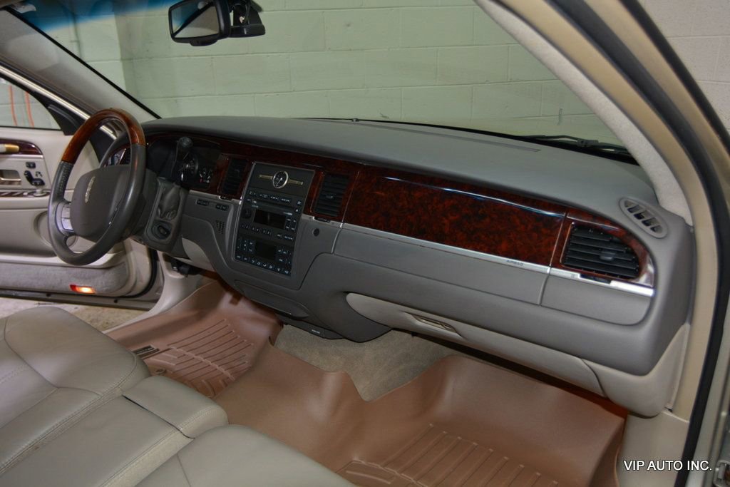 Used 2010 Lincoln Town Car Signature Limited image 12