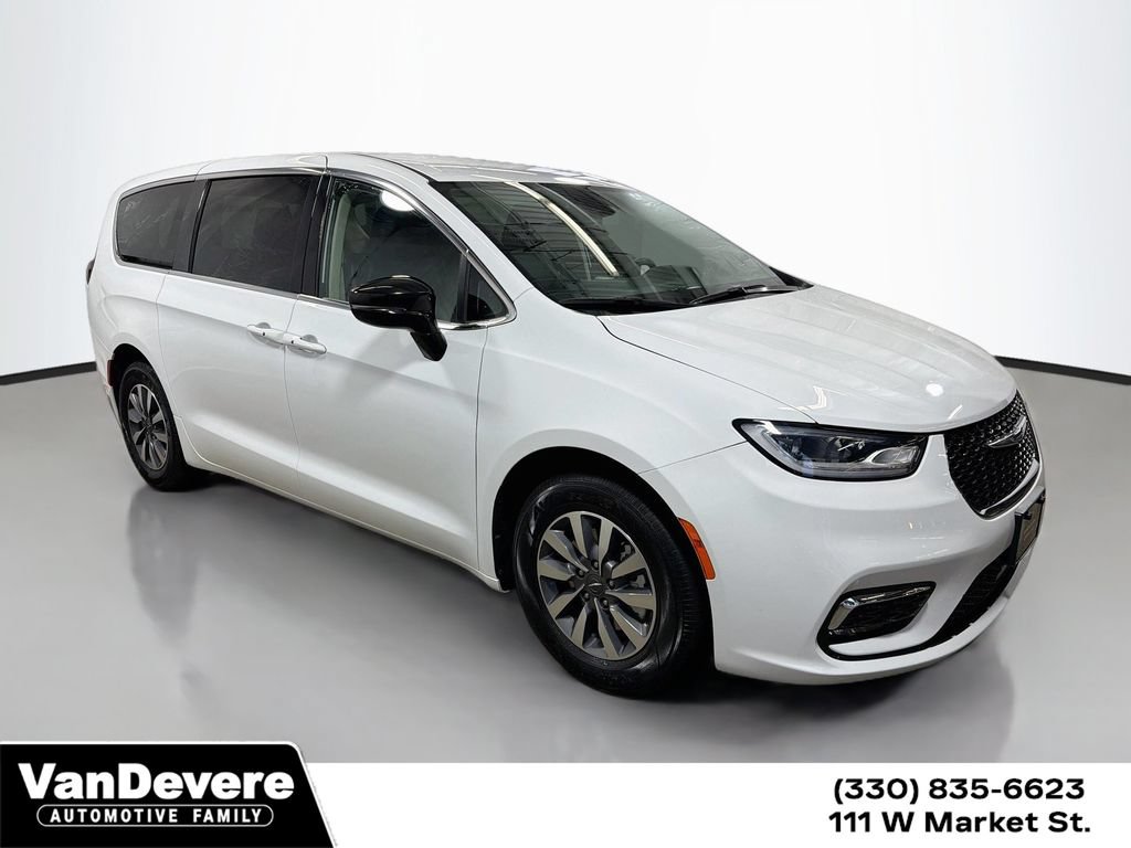 Used 2024 Chrysler Pacifica Limited FWD image 1