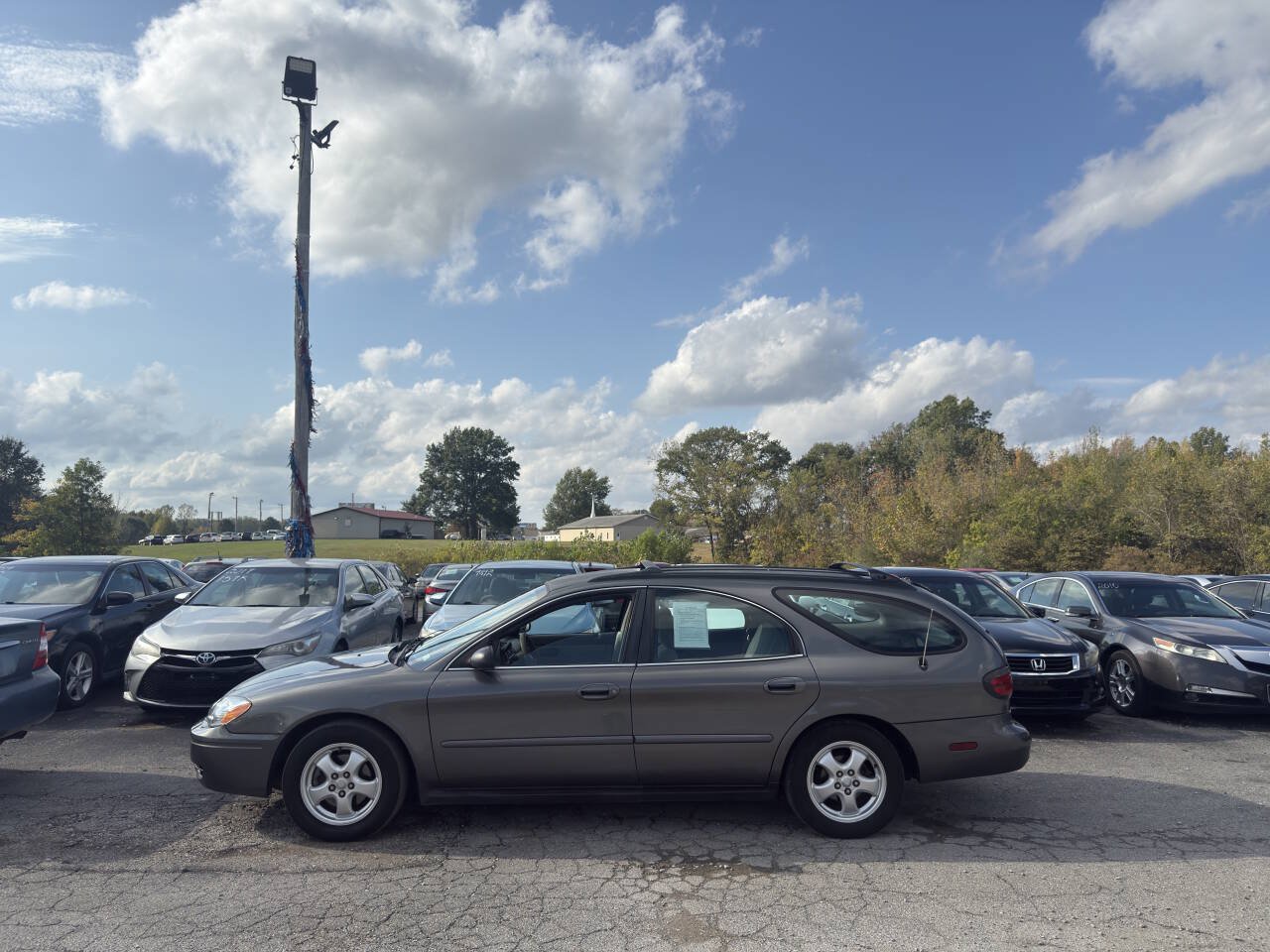 Used 2005 Ford Taurus SE FWD image 3
