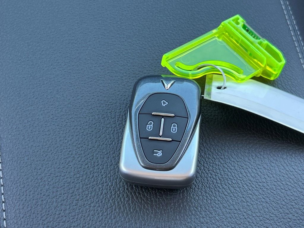 New 2025 VinFast VF 8 Eco image 28