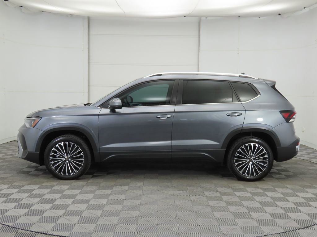 Used 2025 Volkswagen Taos SE w/ Panoramic Sunroof Package FWD image 8