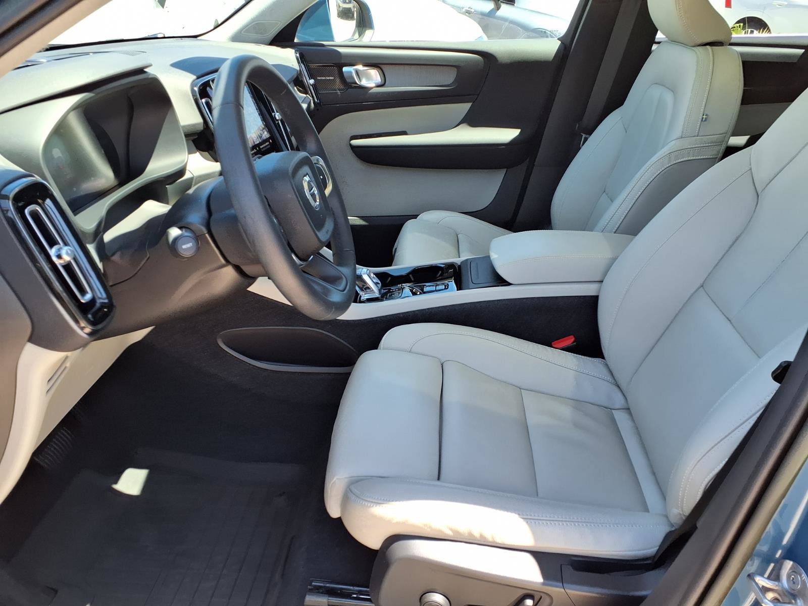 Certified 2023 Volvo XC40 B5 Ultimate w/ Protection Package Premier AWD/4WD image 21