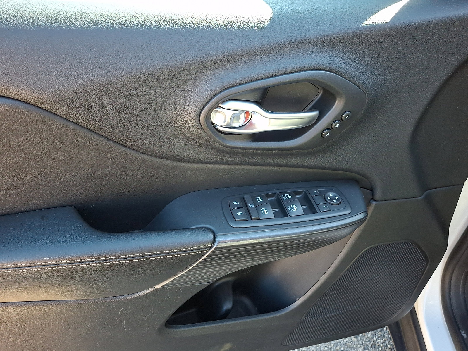 Certified 2016 Jeep Cherokee Limited w/ Luxury Group image 13